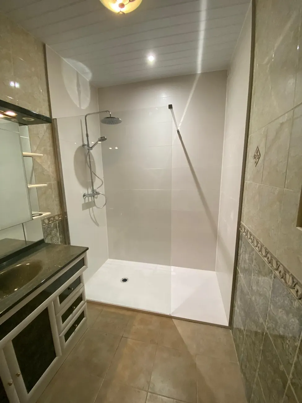 Après travaux CP ELEC : douche à l'italienne avec paroi vitrée