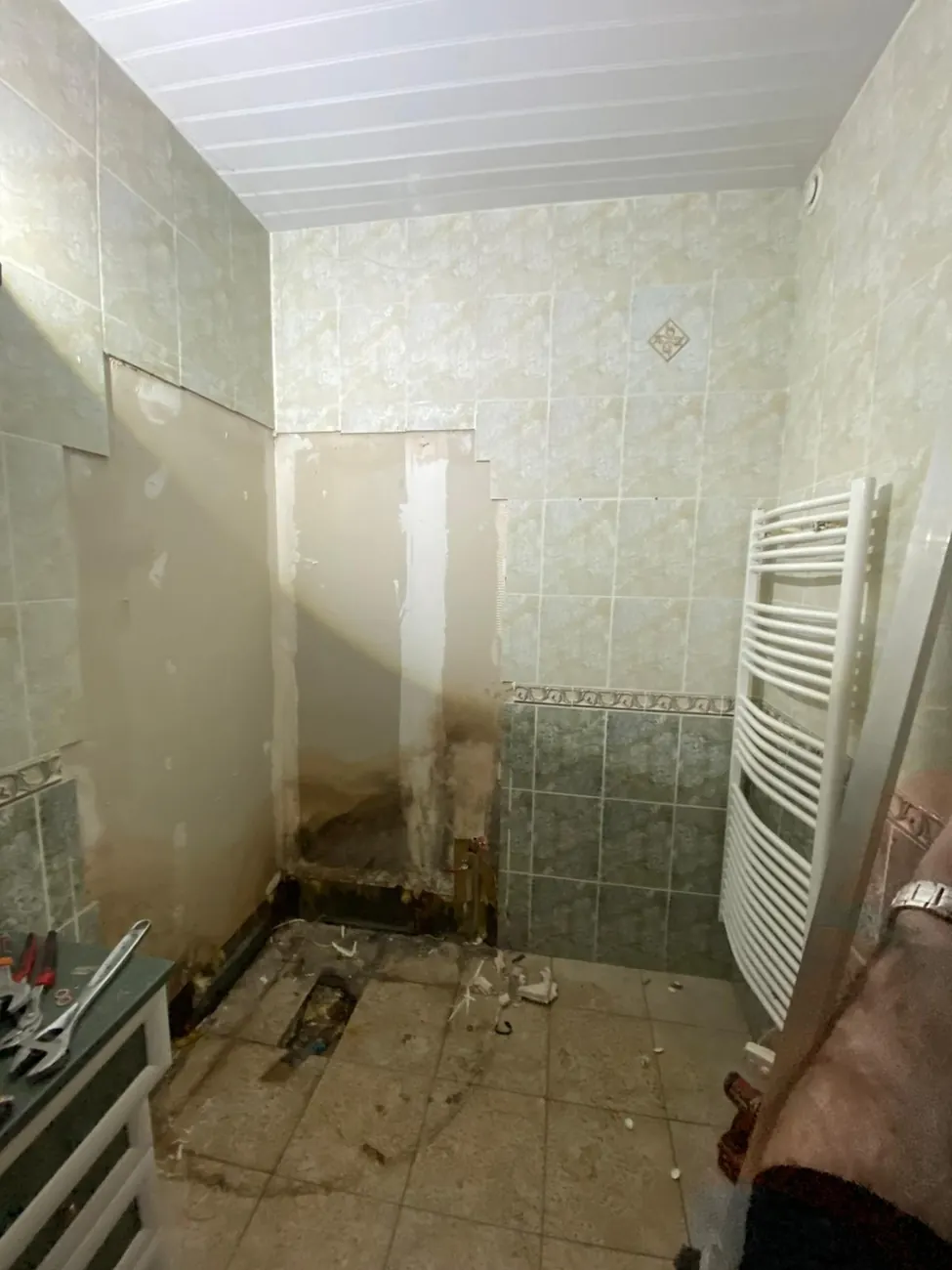 Avant travaux : salle de bain vétuste, carrelage ancien déposé