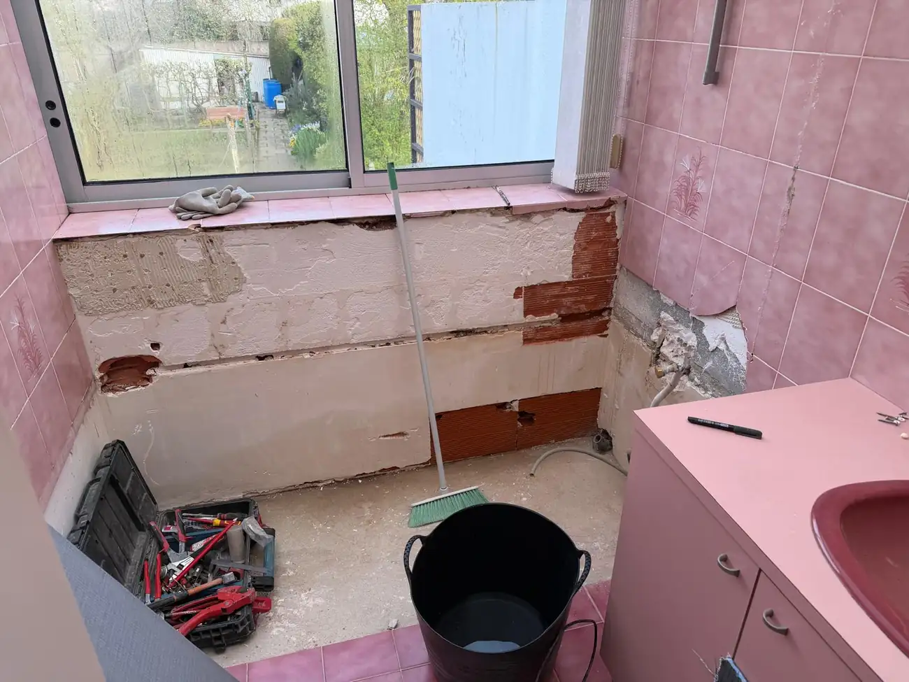 Avant travaux : salle de bain des années 80 en cours de dépose