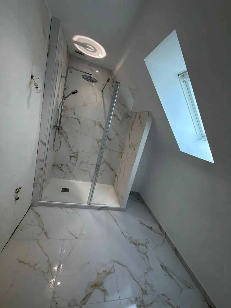 Après travaux CP ELEC : douche neuve effet marbre sous combles