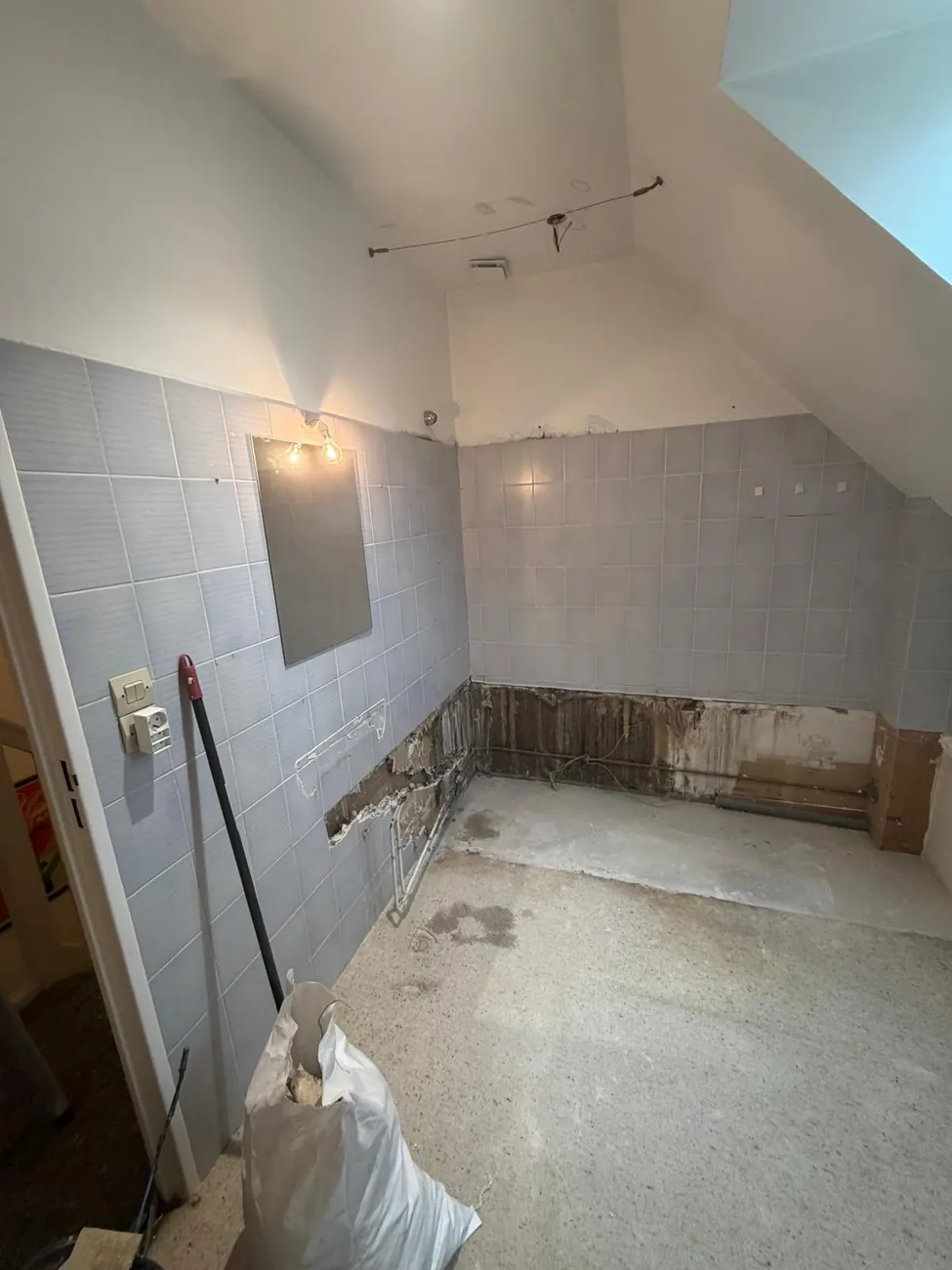 Avant travaux : salle de bain sous combles vétuste en démolition