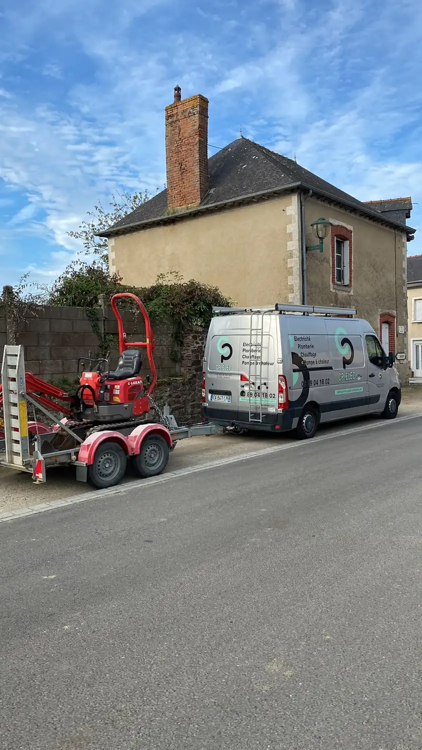 Le camion CP ELEC devant un chantier à Langan, avec mini-pelle sur remorque