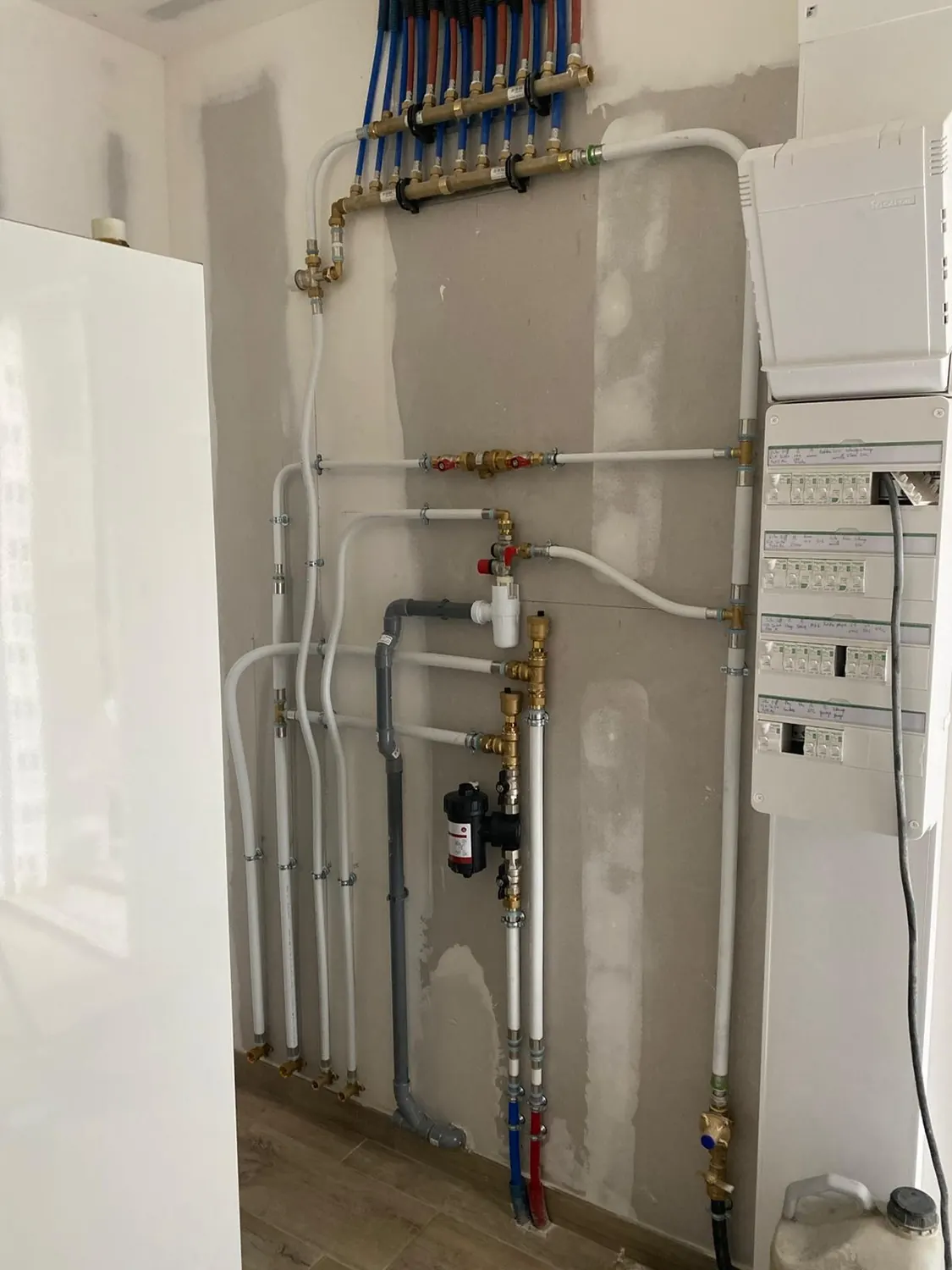Nourrices de distribution et réseau multicouche en cours d'installation