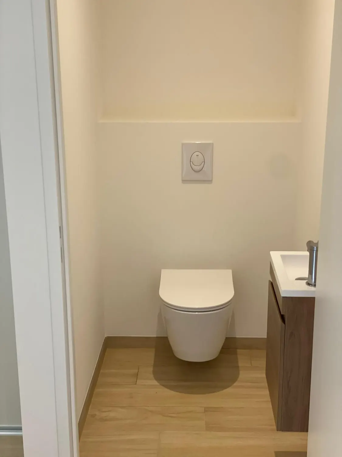 WC suspendu avec lave-mains compact