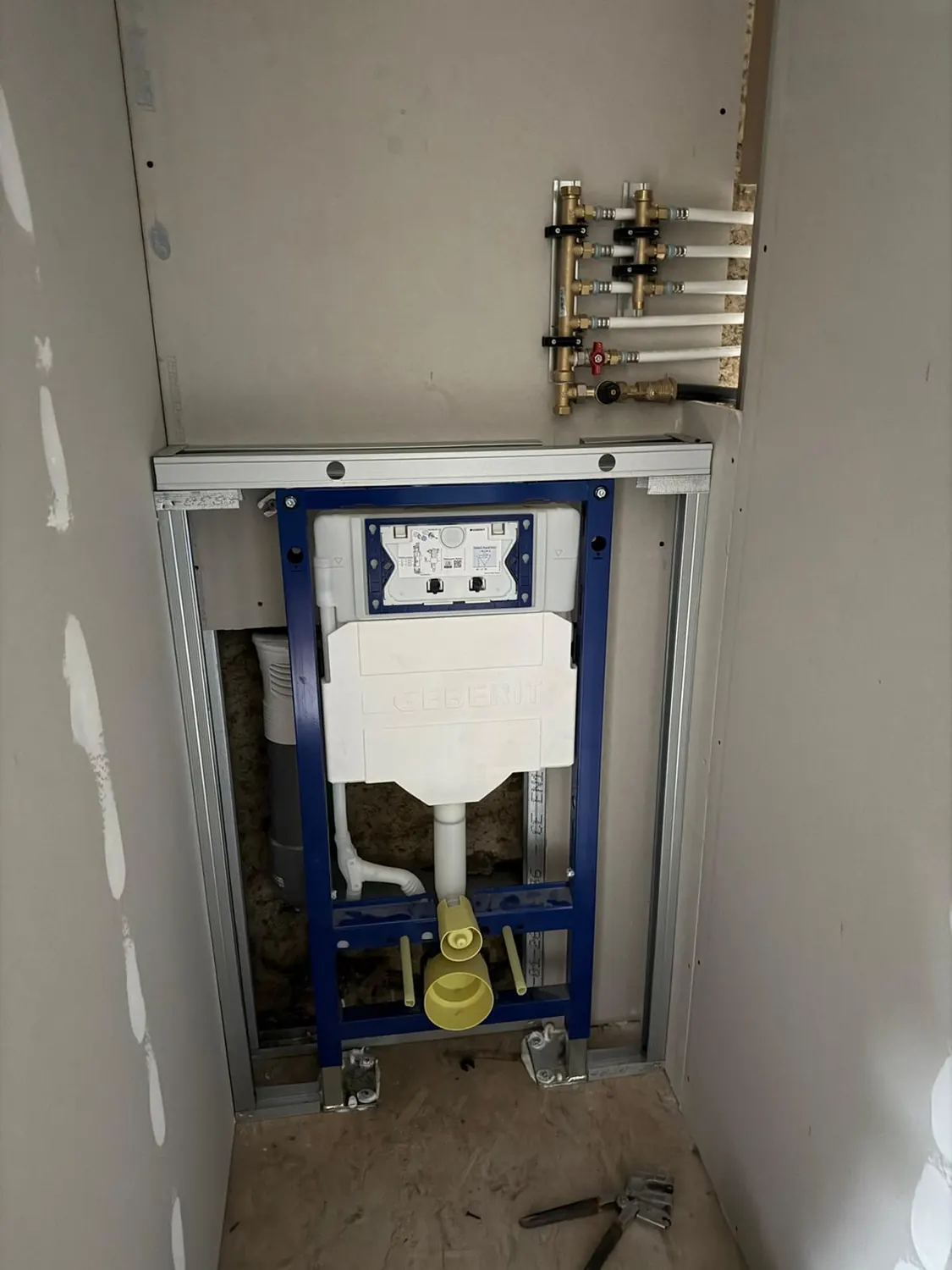 Bâti-support de WC suspendu en cours de pose