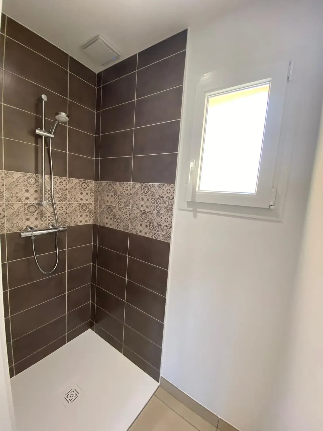 Douche avec faïence bicolore marron et blanc et receveur extra-plat