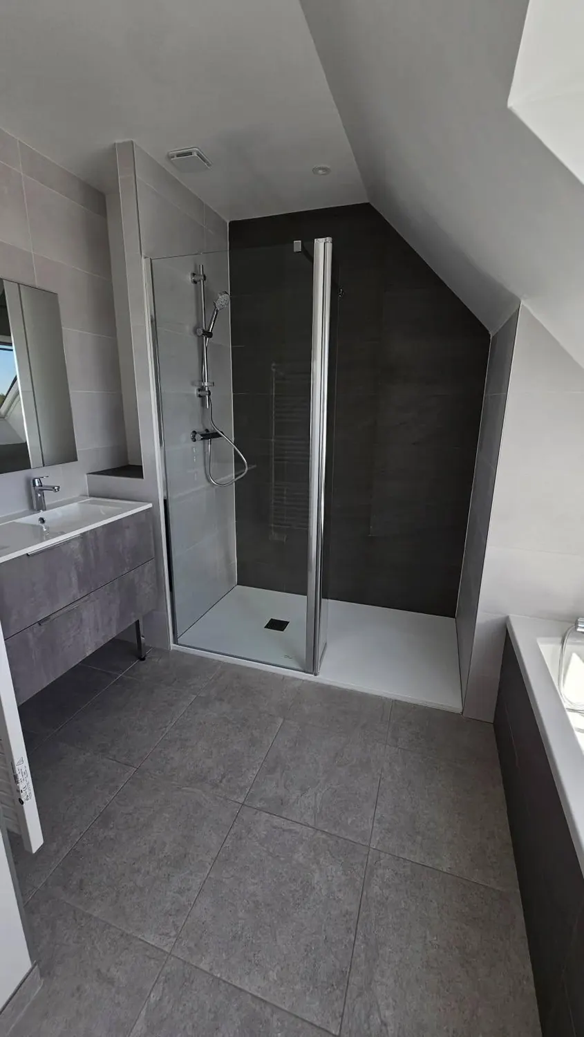 Douche sous pente avec faïence anthracite